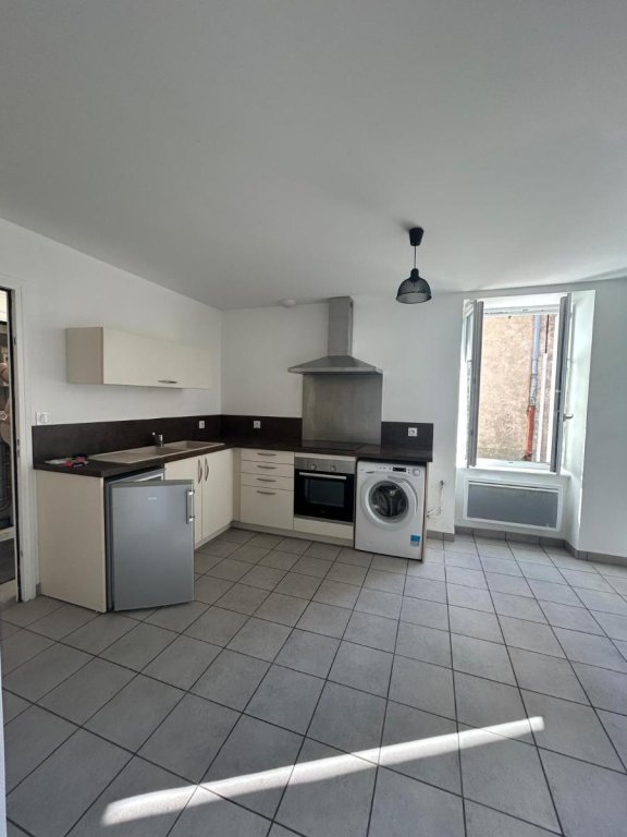 STUDIO A LOUER - NOIRETABLE - 25.91 m2 - 343 &euro; charges comprises par mois