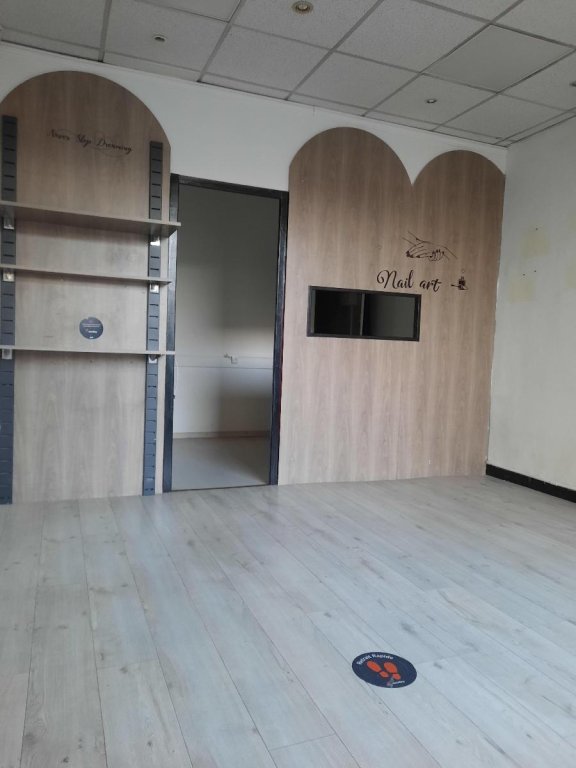 BOUTIQUE A LOUER - FEURS - 28 m2 - 350 &euro; HC par mois