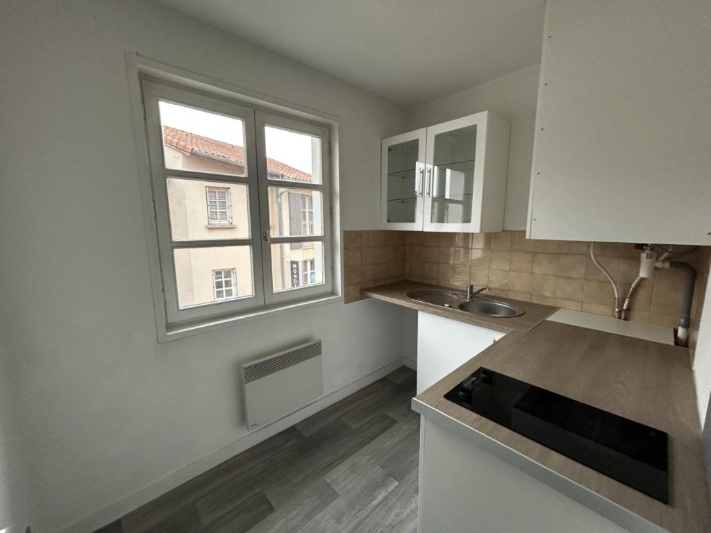 STUDIO A LOUER - MONTBRISON - 21.52 m2 - 313 &euro; charges comprises par mois