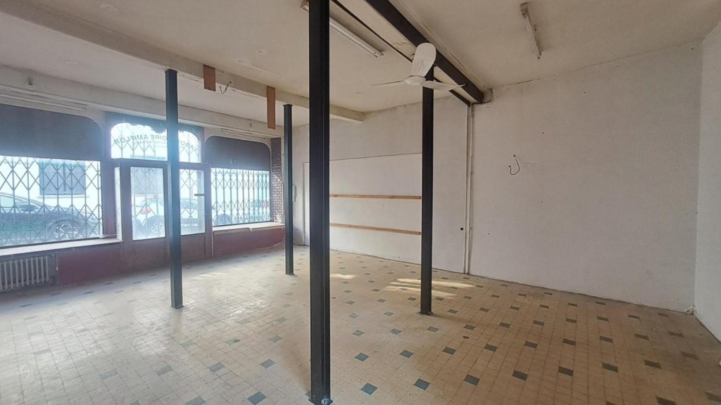 BOUTIQUE A LOUER - CHAZELLES SUR LYON - 80 m2 - 499 &euro; HC par mois