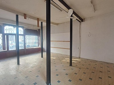BOUTIQUE A LOUER - CHAZELLES SUR LYON - 80 m2 - 499 € HC par mois