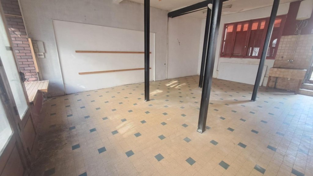 BOUTIQUE A LOUER - CHAZELLES SUR LYON - 80 m2 - 499 &euro; HC par mois