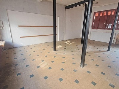 BOUTIQUE A LOUER - CHAZELLES SUR LYON - 80 m2 - 499 € HC par mois