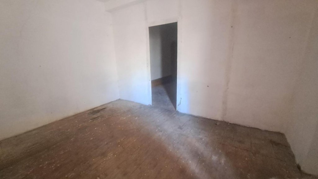 BOUTIQUE A LOUER - CHAZELLES SUR LYON - 80 m2 - 499 &euro; HC par mois