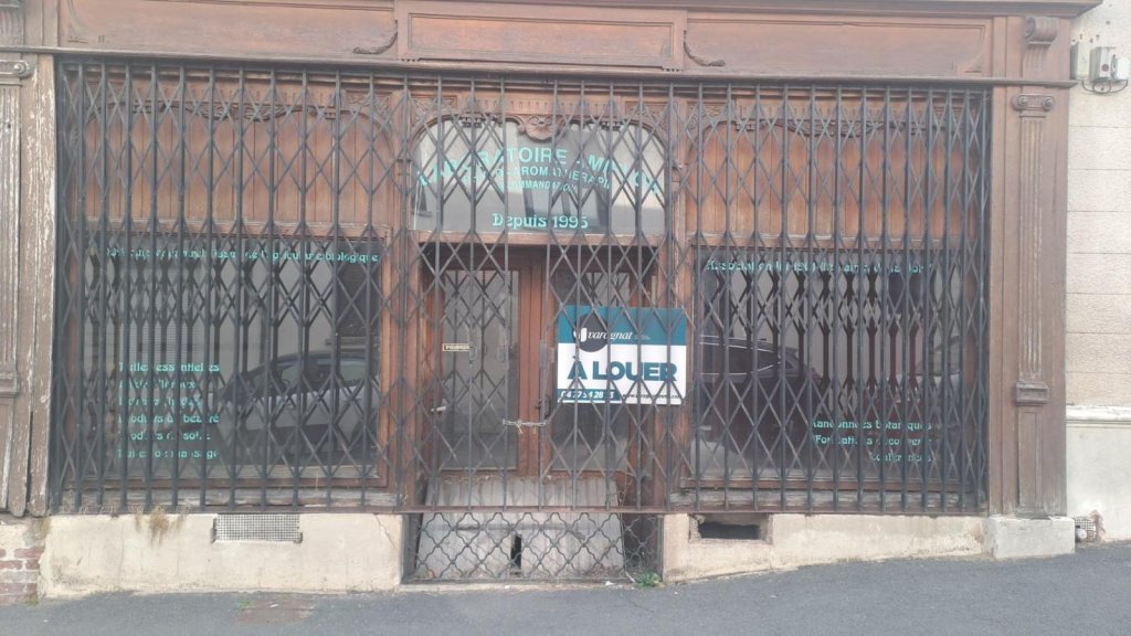 BOUTIQUE A LOUER - CHAZELLES SUR LYON - 80 m2 - 499 &euro; HC par mois