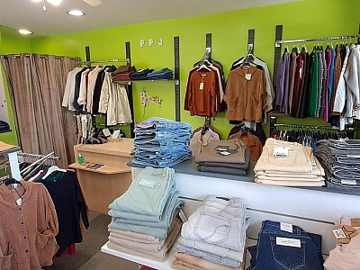 BOUTIQUE A LOUER - CHAZELLES SUR LYON - 470 € HC par mois