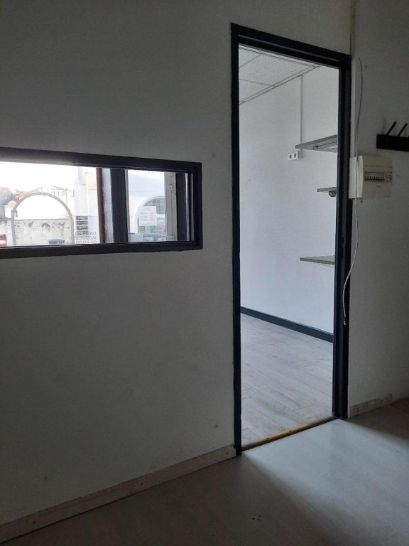 BOUTIQUE A LOUER - FEURS - 28 m2 - 350 &euro; HC par mois