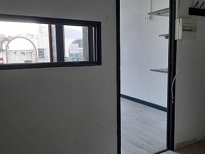 BOUTIQUE A LOUER - FEURS - 28 m2 - 350 &euro; HC par mois