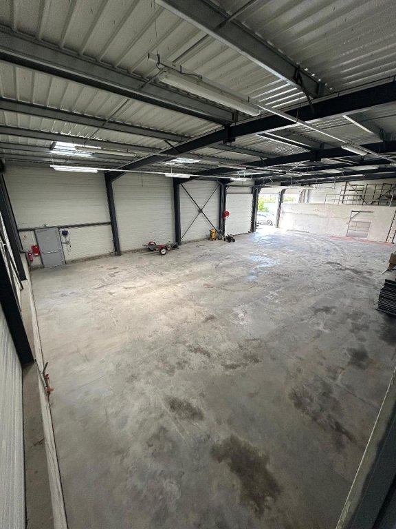 BOUTIQUE A LOUER - ST SYMPHORIEN SUR COISE - 6 000 &euro; HC par mois