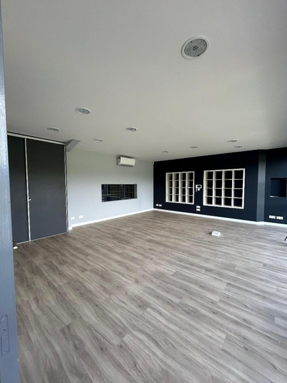 BOUTIQUE A LOUER - ST SYMPHORIEN SUR COISE - 6 000 &euro; HC par mois
