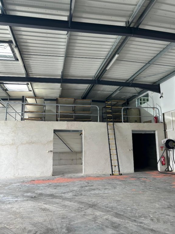BOUTIQUE A LOUER - ST SYMPHORIEN SUR COISE - 6 000 &euro; HC par mois