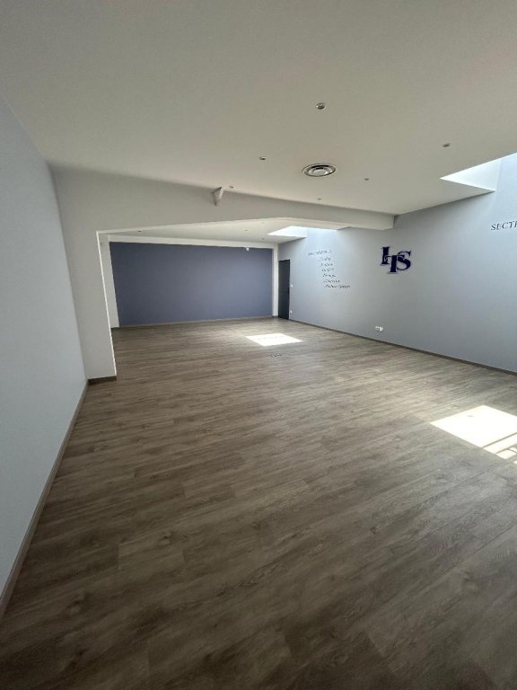 BOUTIQUE A LOUER - ST SYMPHORIEN SUR COISE - 6 000 &euro; HC par mois