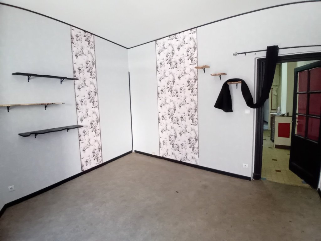 LOCAL COMMERCIAL A LOUER - CHAZELLES SUR LYON - 46.09 m2 - 420 &euro; HC par mois