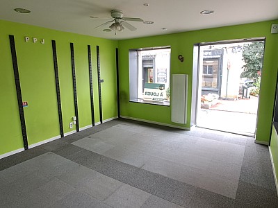LOCAL COMMERCIAL A LOUER - CHAZELLES SUR LYON - 23.6 m2 - 470 € HC par mois