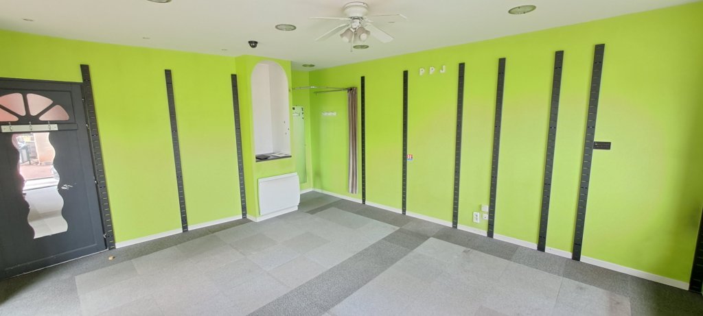 LOCAL COMMERCIAL A LOUER - CHAZELLES SUR LYON - 23.6 m2 - 470 &euro; HC par mois