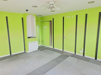 LOCAL COMMERCIAL A LOUER - CHAZELLES SUR LYON - 23.6 m2 - 470 € HC par mois