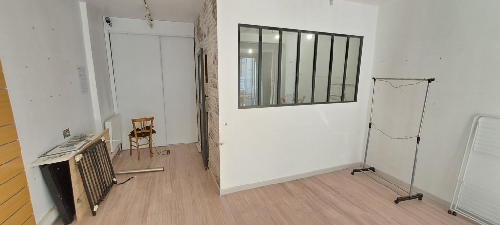 LOCAL COMMERCIAL A LOUER - CHAZELLES SUR LYON - 42.35 m2 - 400 &euro; HC par mois