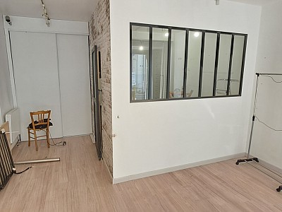 LOCAL COMMERCIAL A LOUER - CHAZELLES SUR LYON - 42.35 m2 - 400 € HC par mois