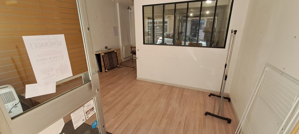 LOCAL COMMERCIAL A LOUER - CHAZELLES SUR LYON - 42.35 m2 - 400 &euro; HC par mois
