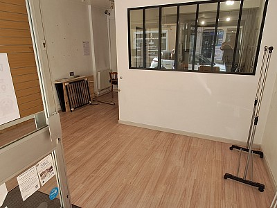 LOCAL COMMERCIAL A LOUER - CHAZELLES SUR LYON - 42.35 m2 - 400 € HC par mois