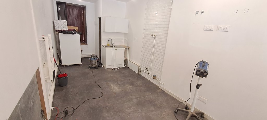 LOCAL COMMERCIAL A LOUER - CHAZELLES SUR LYON - 42.35 m2 - 400 &euro; HC par mois