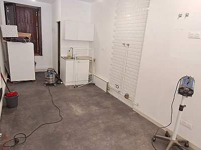 LOCAL COMMERCIAL A LOUER - CHAZELLES SUR LYON - 42.35 m2 - 400 € HC par mois