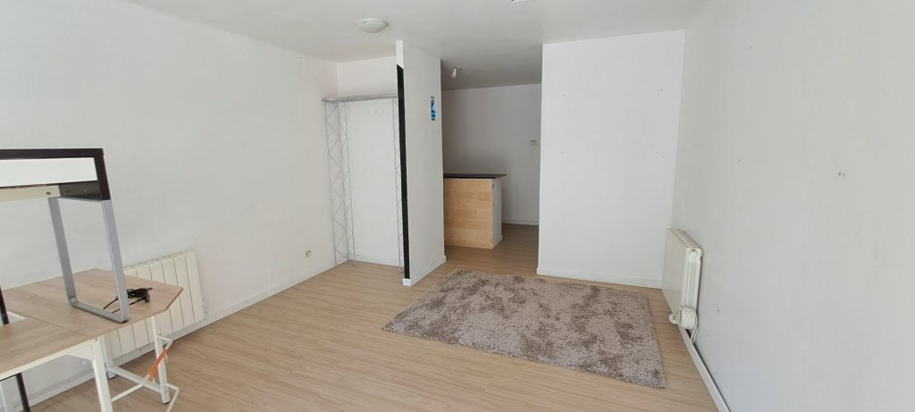 LOCAL COMMERCIAL A LOUER - CHAZELLES SUR LYON - 36.13 m2 - 350 &euro; HC par mois
