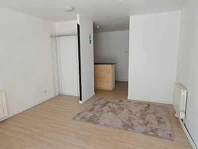 LOCAL COMMERCIAL A LOUER - CHAZELLES SUR LYON - 36.13 m2 - 350 € HC par mois