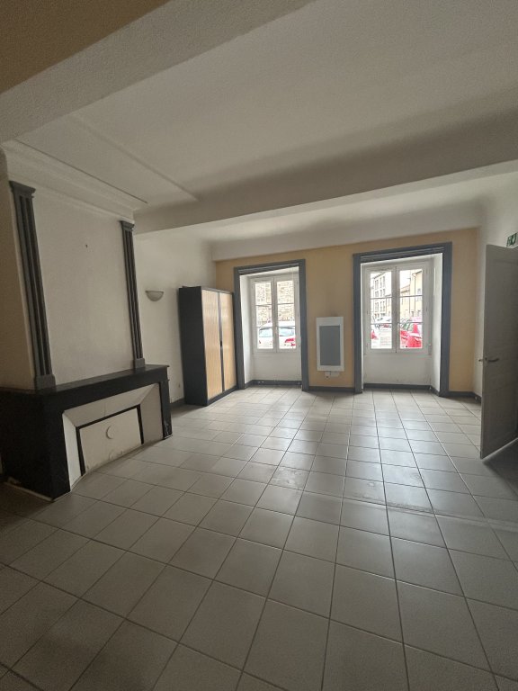 LOCAL COMMERCIAL A LOUER - MONTBRISON - 88.7 m2 - 690 &euro; HC par mois