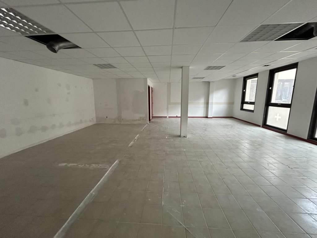 LOCAL D ACTIVITE A LOUER - MONTBRISON - 75.33 m2 - 700 &euro; HC par mois