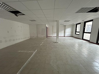 LOCAL D ACTIVITE A LOUER - MONTBRISON - 75.33 m2 - 700 € HC par mois