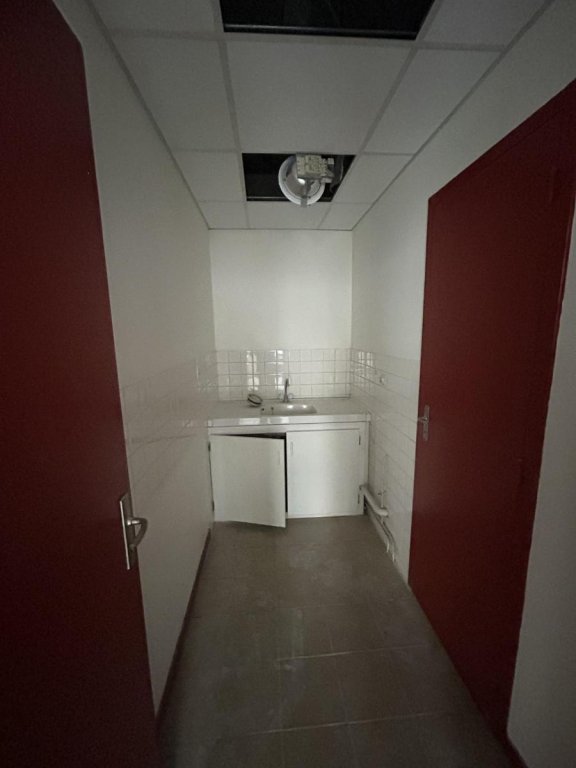 LOCAL D ACTIVITE A LOUER - MONTBRISON - 75.33 m2 - 700 &euro; HC par mois