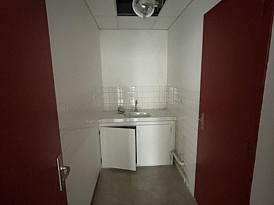 LOCAL D ACTIVITE A LOUER - MONTBRISON - 75.33 m2 - 700 € HC par mois