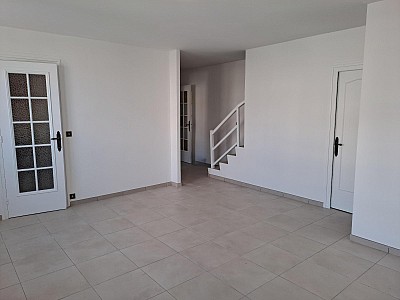 MAISON A LOUER - CHAZELLES SUR LYON - 100.96 m2 - 890 € charges comprises par mois