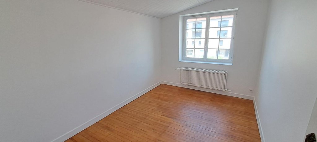 MAISON A LOUER - CHAZELLES SUR LYON - 100.96 m2 - 890 &euro; charges comprises par mois