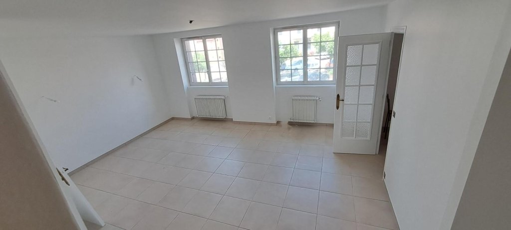 MAISON A LOUER - CHAZELLES SUR LYON - 100.96 m2 - 890 &euro; charges comprises par mois