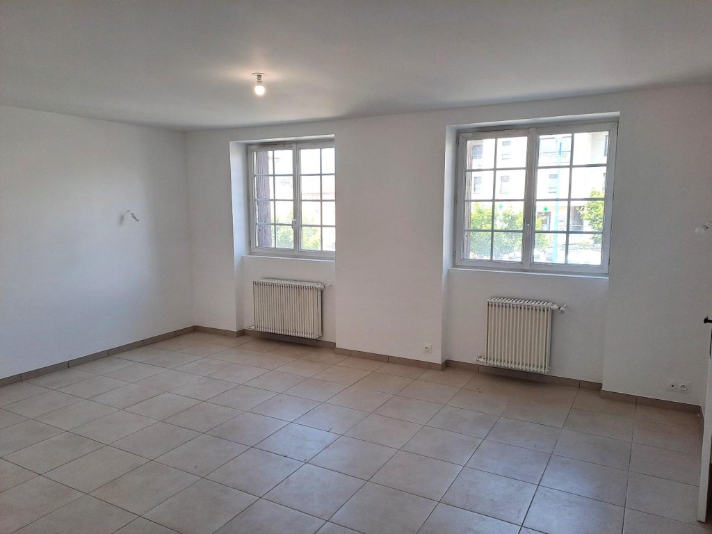MAISON A LOUER - CHAZELLES SUR LYON - 100.96 m2 - 890 &euro; charges comprises par mois