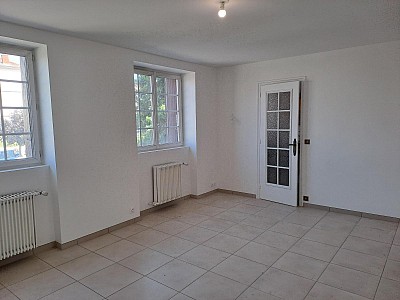 MAISON A LOUER - CHAZELLES SUR LYON - 100.96 m2 - 890 € charges comprises par mois