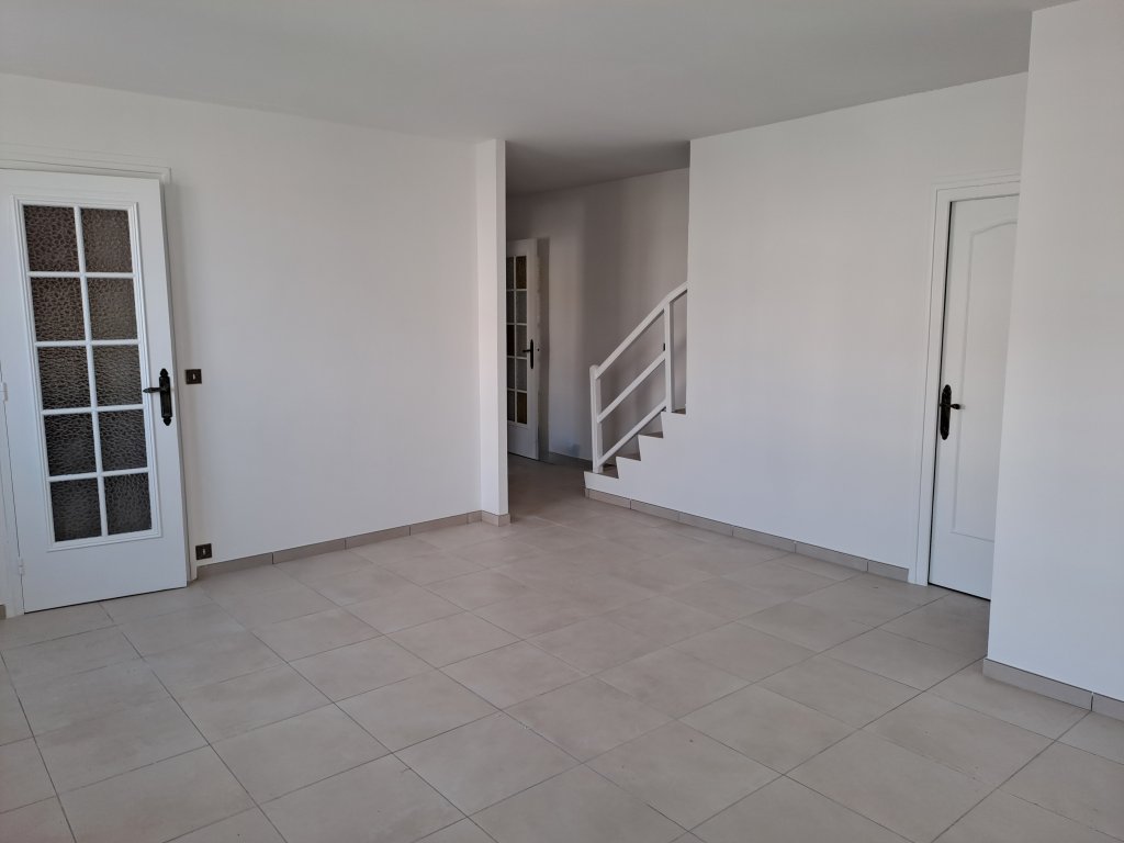 MAISON A LOUER - CHAZELLES SUR LYON - 100.96 m2 - 890 &euro; charges comprises par mois