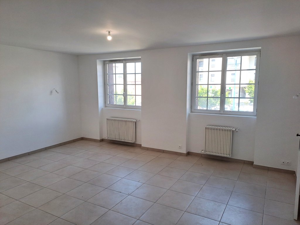MAISON A LOUER - CHAZELLES SUR LYON - 100.96 m2 - 890 &euro; charges comprises par mois