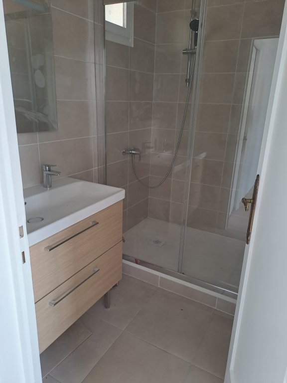 MAISON A LOUER - CHAZELLES SUR LYON - 100.96 m2 - 890 &euro; charges comprises par mois