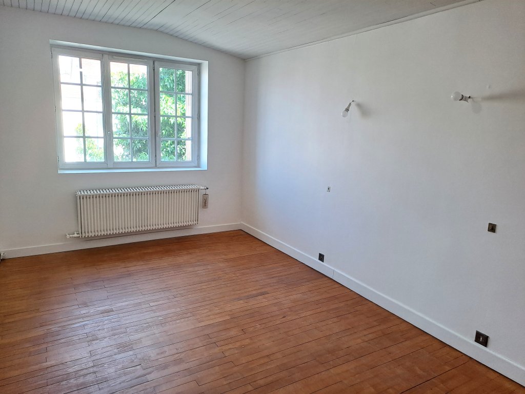 MAISON A LOUER - CHAZELLES SUR LYON - 100.96 m2 - 890 &euro; charges comprises par mois