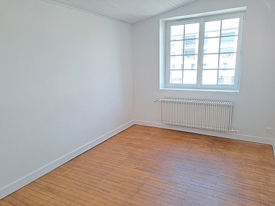 MAISON A LOUER - CHAZELLES SUR LYON - 100.96 m2 - 890 &euro; charges comprises par mois