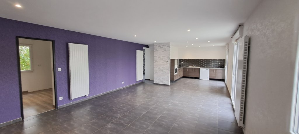 MAISON A LOUER - CHAZELLES SUR LYON - 144 m2 - 1 300 &euro; charges comprises par mois