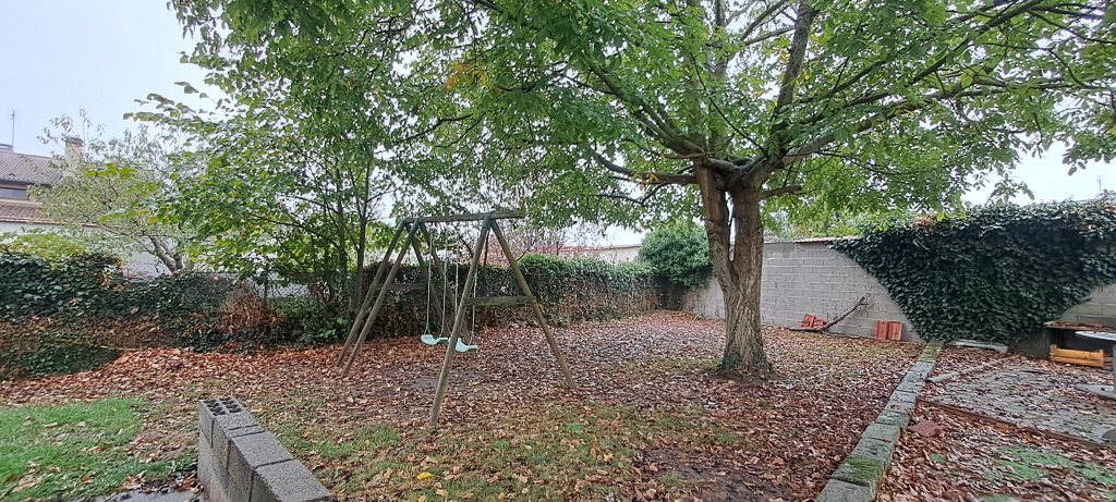 MAISON A LOUER - CHAZELLES SUR LYON - 144 m2 - 1 300 &euro; charges comprises par mois