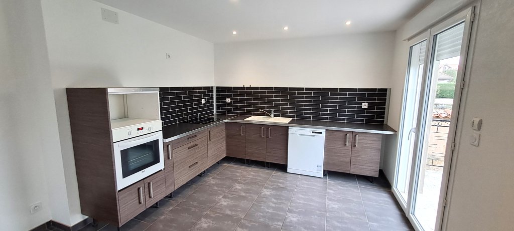 MAISON A LOUER - CHAZELLES SUR LYON - 144 m2 - 1 300 &euro; charges comprises par mois