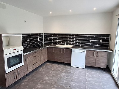 MAISON A LOUER - CHAZELLES SUR LYON - 144 m2 - 1 300 € charges comprises par mois