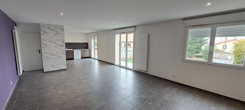 MAISON A LOUER - CHAZELLES SUR LYON - 144 m2 - 1 300 &euro; charges comprises par mois