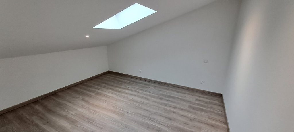 MAISON A LOUER - CHAZELLES SUR LYON - 144 m2 - 1 300 &euro; charges comprises par mois