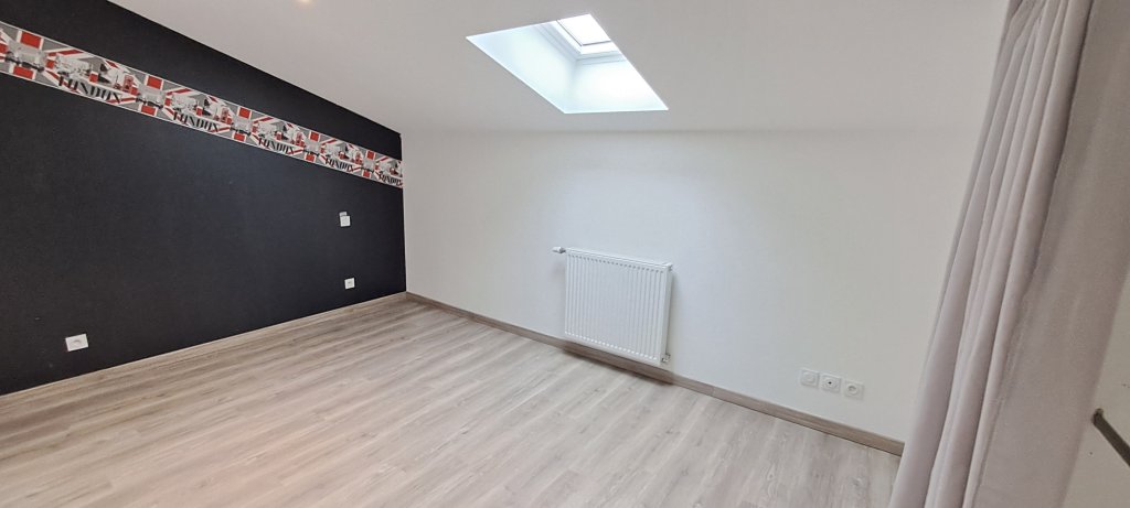 MAISON A LOUER - CHAZELLES SUR LYON - 144 m2 - 1 300 &euro; charges comprises par mois